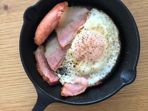 キャンプの朝食に！スキレットでベーコンエッグ